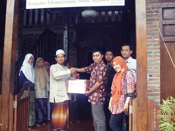 Simply Homy Jumat Peduli di Pesantren Tahfidz Daarul Quran Abdurrahman Al-Anwari Kronggahan